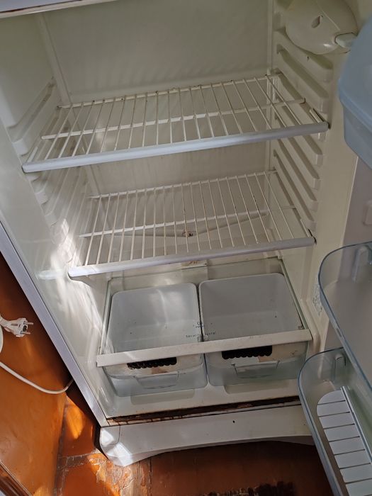 Рабочий холодильник indesit