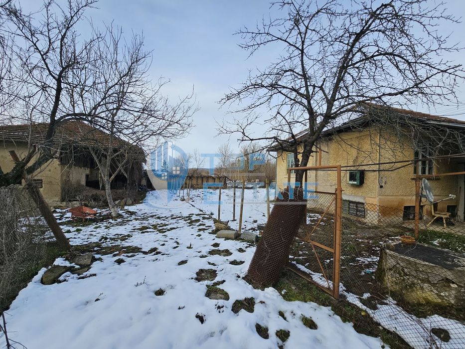 Едноетажна къща близо до река с голям двор в село Росно, област Велик