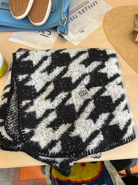 Шал, Ръкавици и пижама