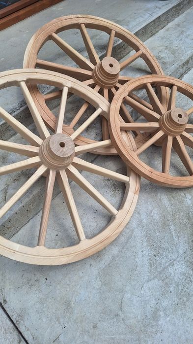 Roți de lemn lucrate manual