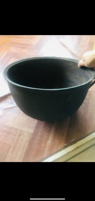Казан чугунный .