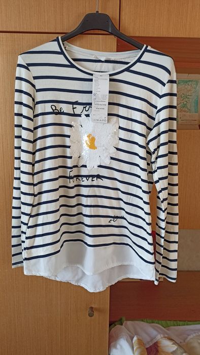 Нова блуза с цвете от пайети