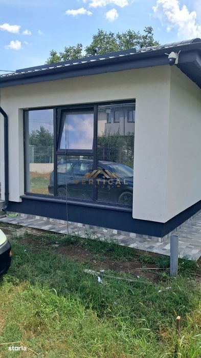Casă individuală de vânzare – Confort, eficiență și curte proprie