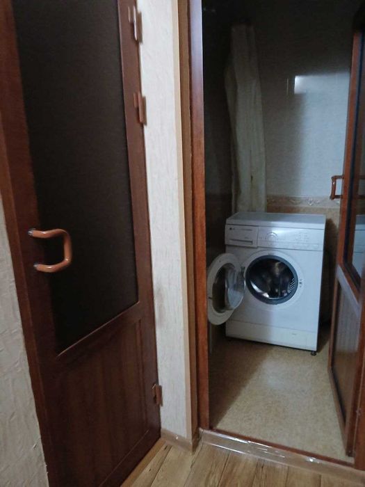 Qizlar avtobusda erkaklarni silkitadi