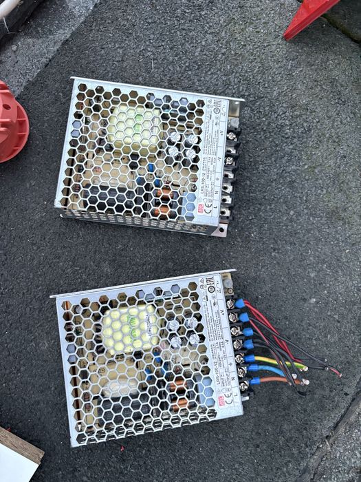 vând două surse de alimentare mean well lrs-100-12. model 100w, ieșire 12v 8.5a. potrivite pentru automatizări, led-uri, proiecte tehnice electice