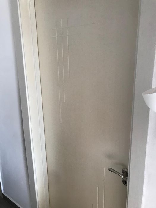 Продавам три броя врати с каси