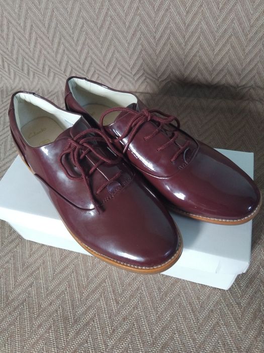 Лачени обувки вишневи Clarks нови