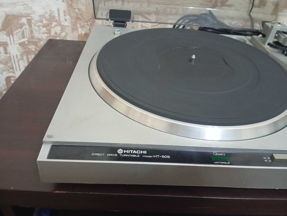 Продам проигрыватель винил дисков HITACHI.
