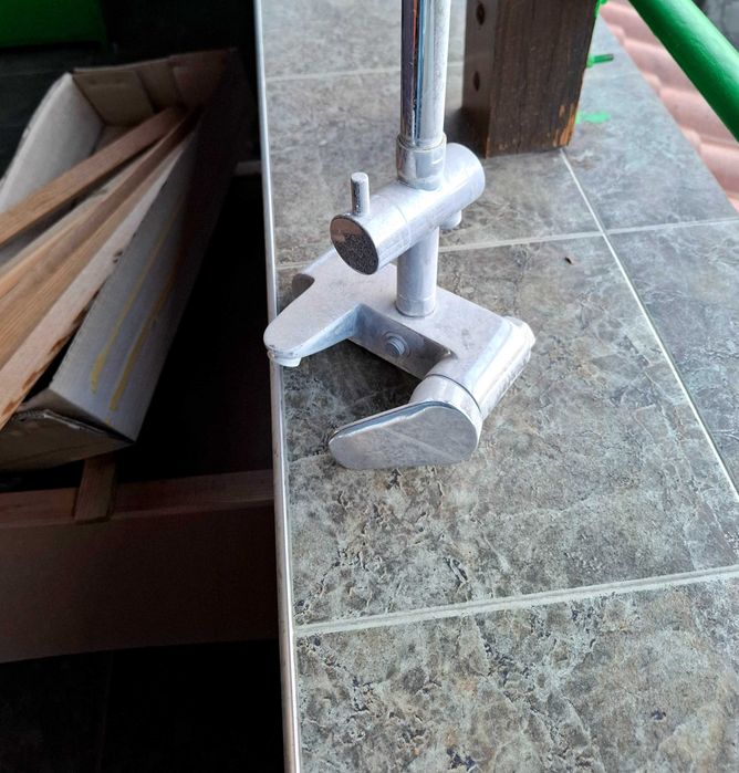 Душ батерия , смесител със стойка - българскаа