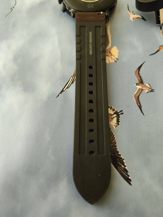 Продавам Смарт часовник Fossil ,в много добро състояние и чисто ново зарядно!!