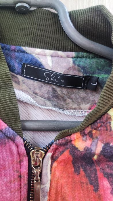 Продам бомбер 5000 тг