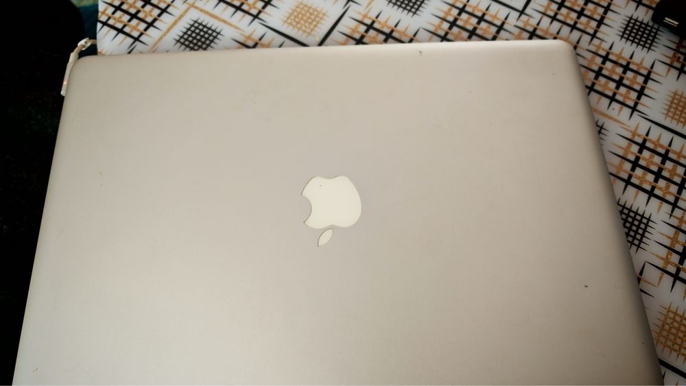 Laptop Apple MacBook Pro 2010, A 1286 i7 – ecran functional pentru piese / proiect,
