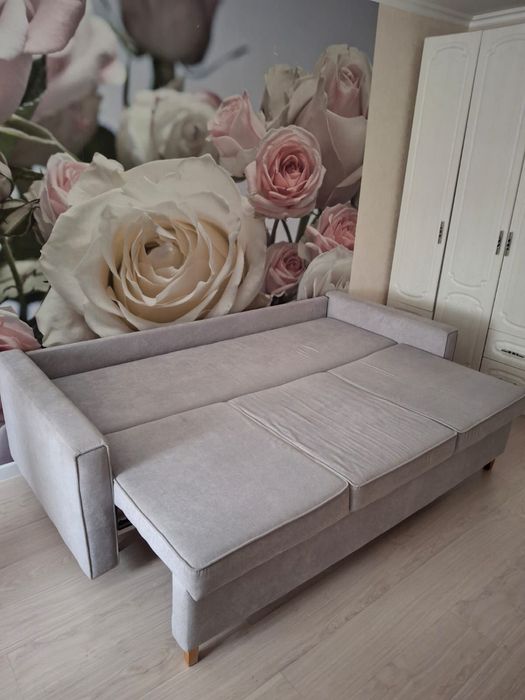 Диван с подушками