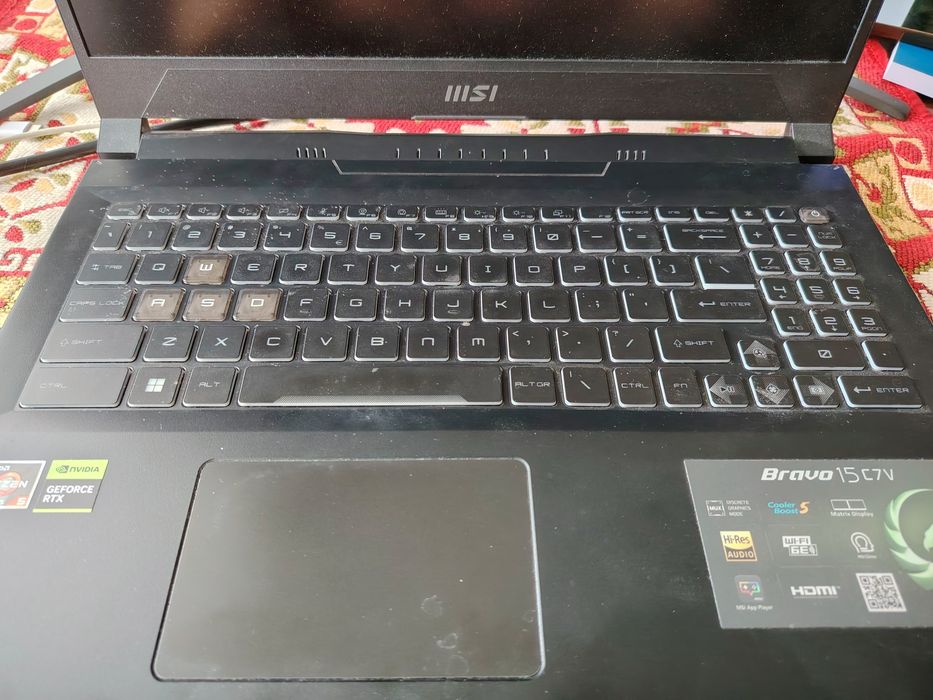laptop gaming MSI Bravo 15 C7V RTX 4050