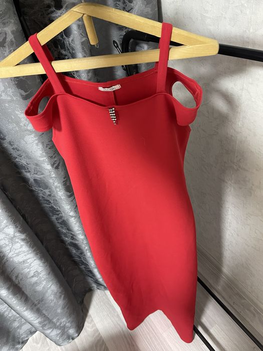 Платье красное продам