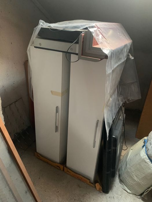 Шкафчета 1 брой бял цвят,другите са сиви на цвят.