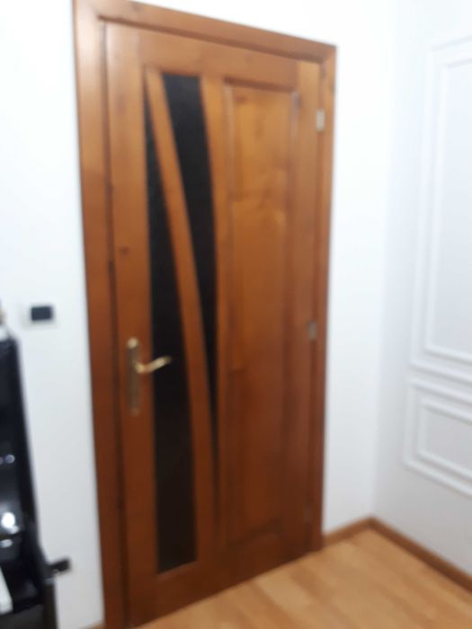 Vand patru usi de interior din lemn masiv