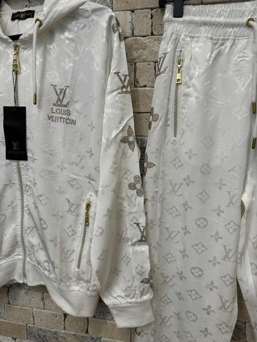 Дамски топ модели комплекти.