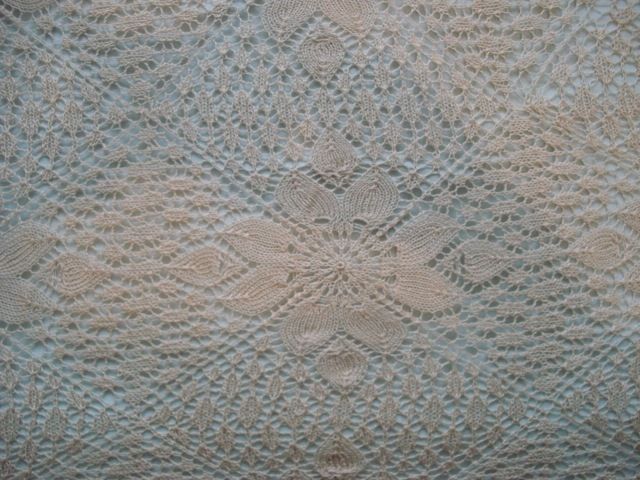 каре българска бродерия и уникална плетена покривка за легло