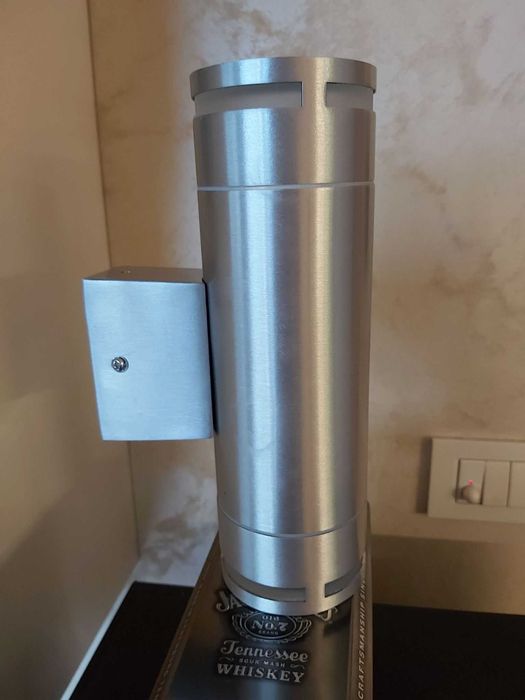 Продавам лампи за стени,външни,и полюлей за стаи.Нови..