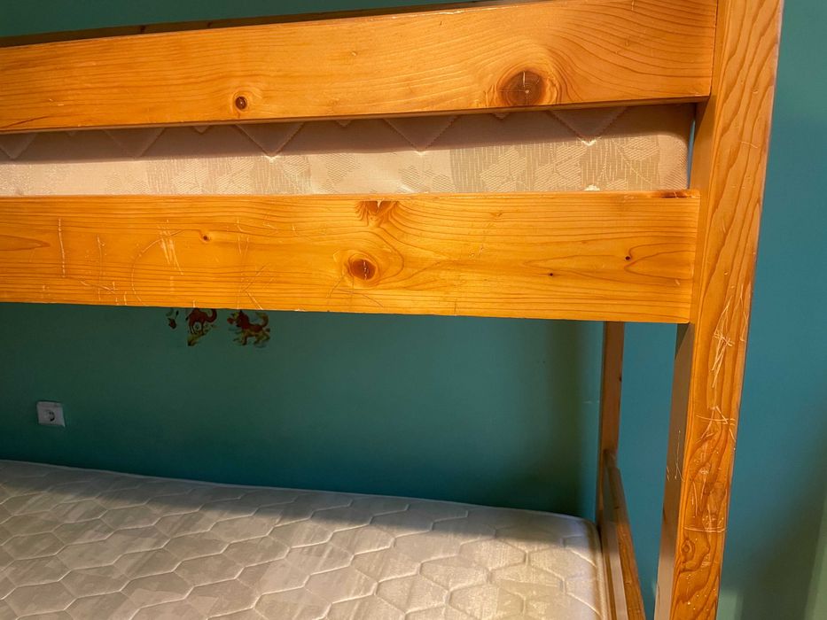 РЕЗЕРВИРАНО - Двуетажно дървено легло заедно с двата матрака