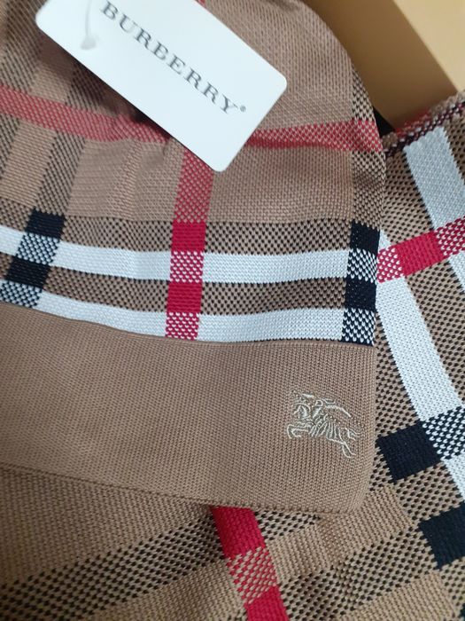 Set , caciula si fular, Burberry.