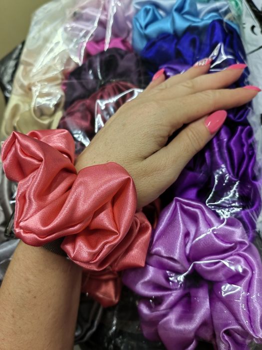 Сатенено скрънчи класик, мини и с дантела.