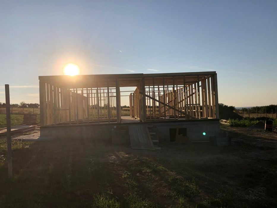 Execut case pe structura de lemn