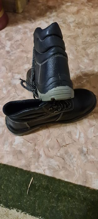 Продам спец.обувь 42 размер новые