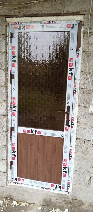 Akfa eshik rom vitraj