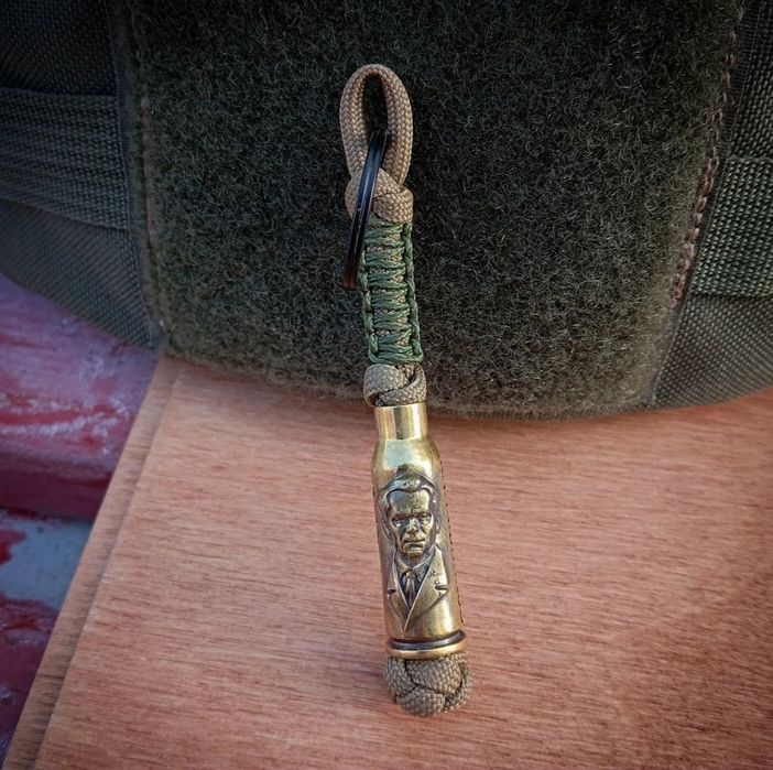 Продам брелок Калашникова новый темляк