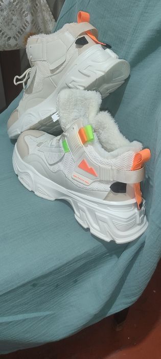 Продам кроссовки новые