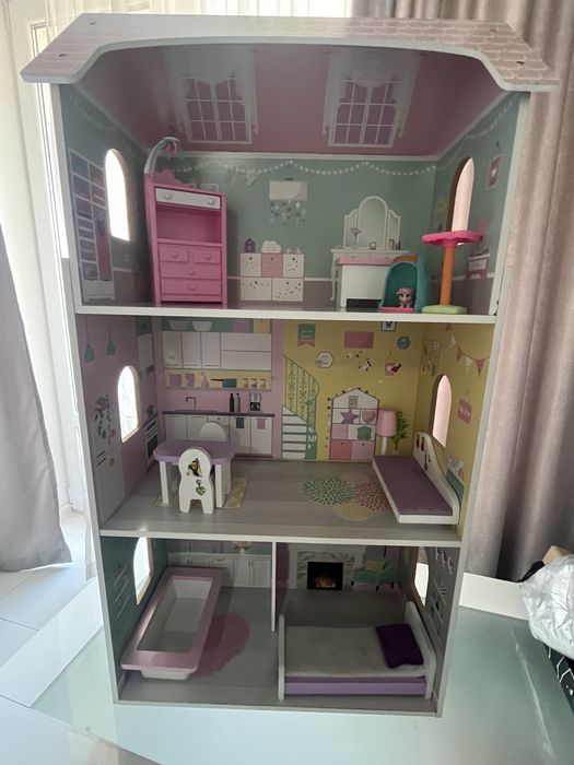 Дървена къща за кукли