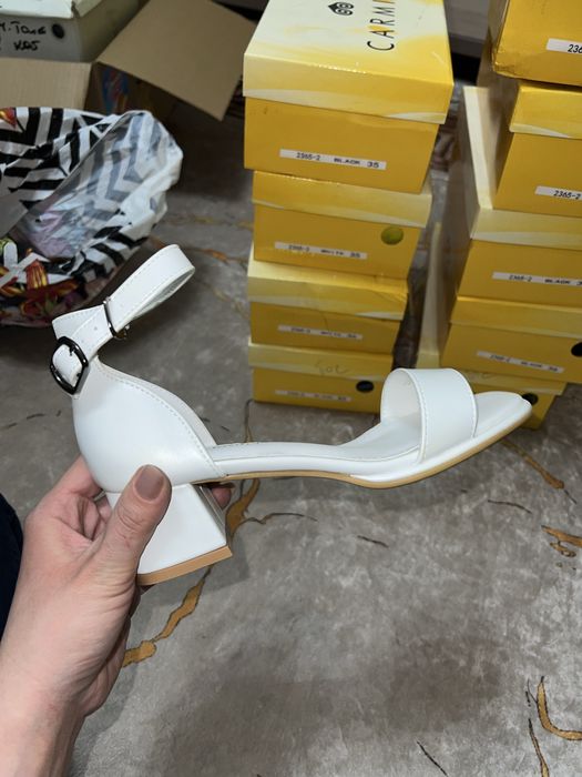 Босоножки черные/ белые, разные рр