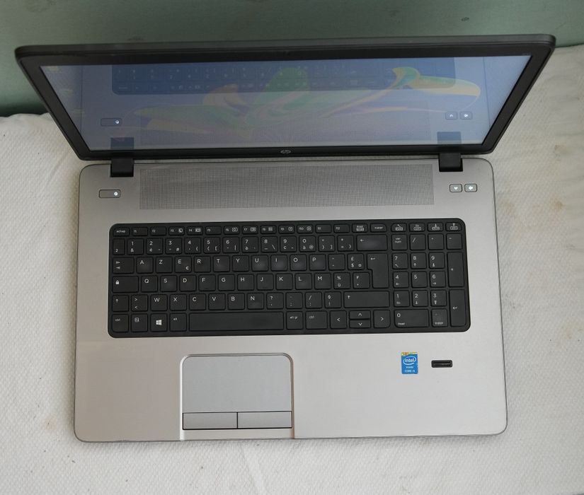 Laptop HP 17" Intel i5.. SSD. AMD HD 8750