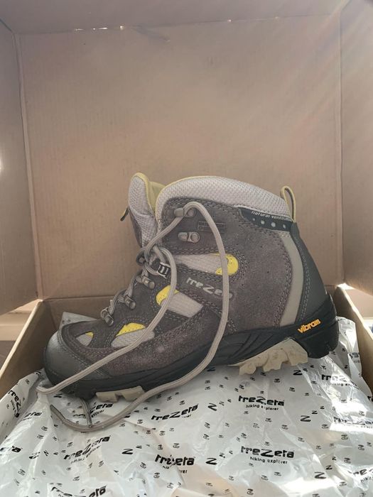 Чисто нови планински обувки