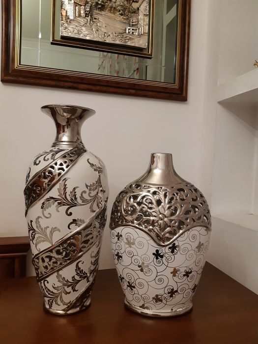 продам две вазы декоративные.