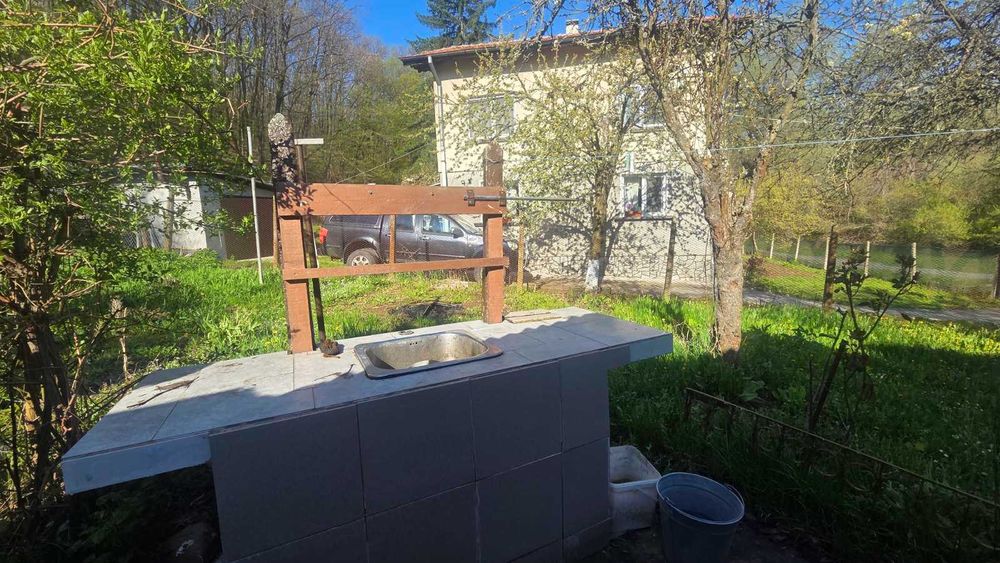 Къща срещу Сентръл парк Нови Хан