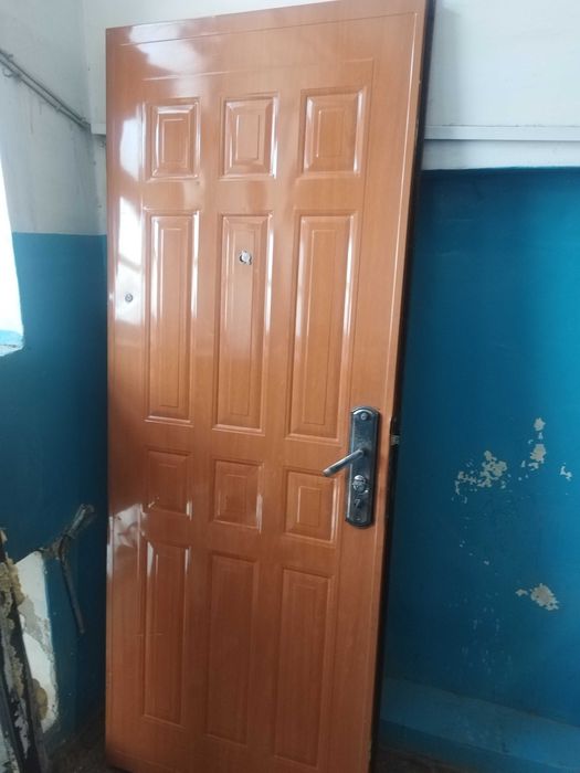 Входной железный дверь