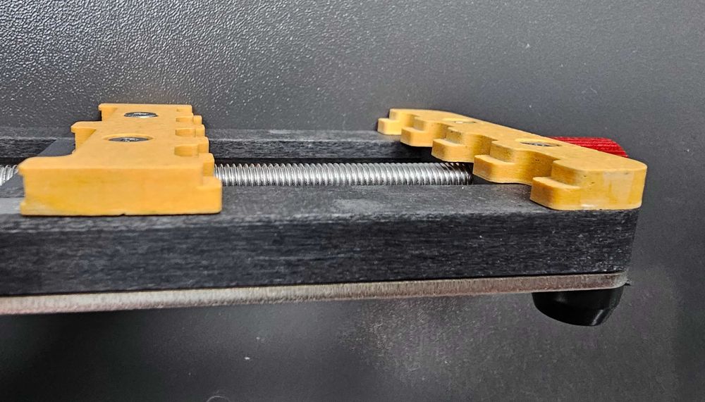 Стойка държач менгеме за платка и чипове при запояване и ремонт