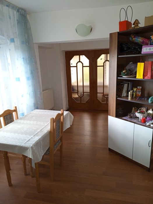 Apartament cu 3 camere de închiriat