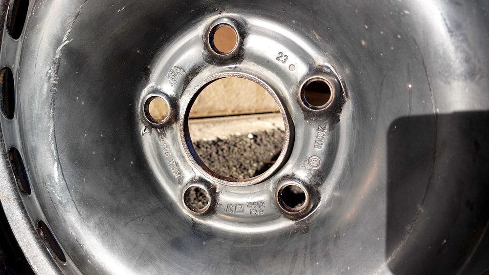 Продавам 1 брой железна джанта за Опел 16 цола