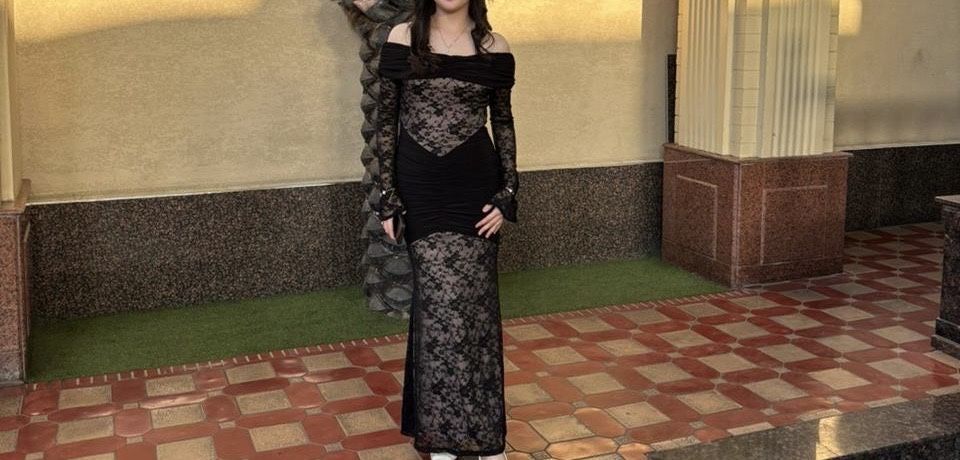 Қара тусты иығы ашық узыын адемі