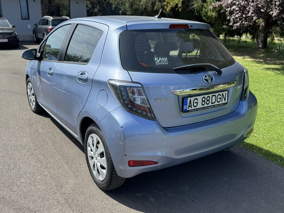Toyota Yaris 1.5 benzina hibrid an 2012 si cutie de viteze automata