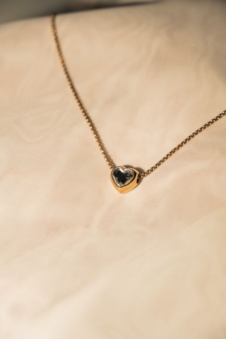 Колиета и обеци във формата на сърце.