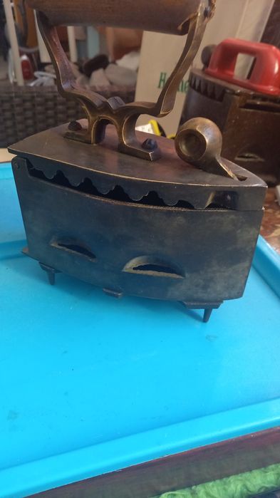 Fier călcat cu suport din bronz