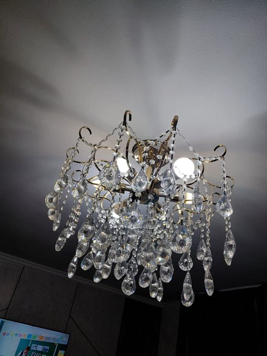 Продам срочно люстру