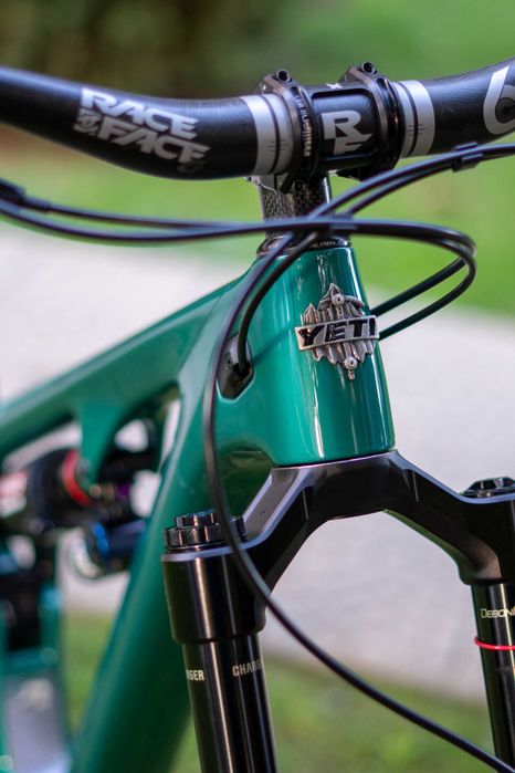 Yeti SB140 2025 Carbon, Върхов клас Enduro/Trail велосипед. Rock Shox Lyric Ultimate, Vivid Ultimate, Industry Nine, Bike Yoke, Race Face