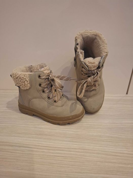 Обувки за момиченце.