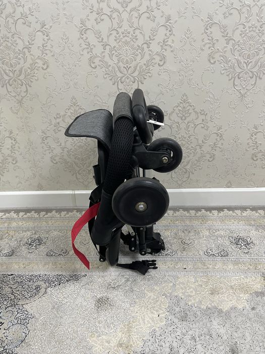 Коляска легкая, быстро собирается